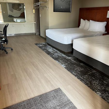 Travelodge By Wyndham Паркър Екстериор снимка