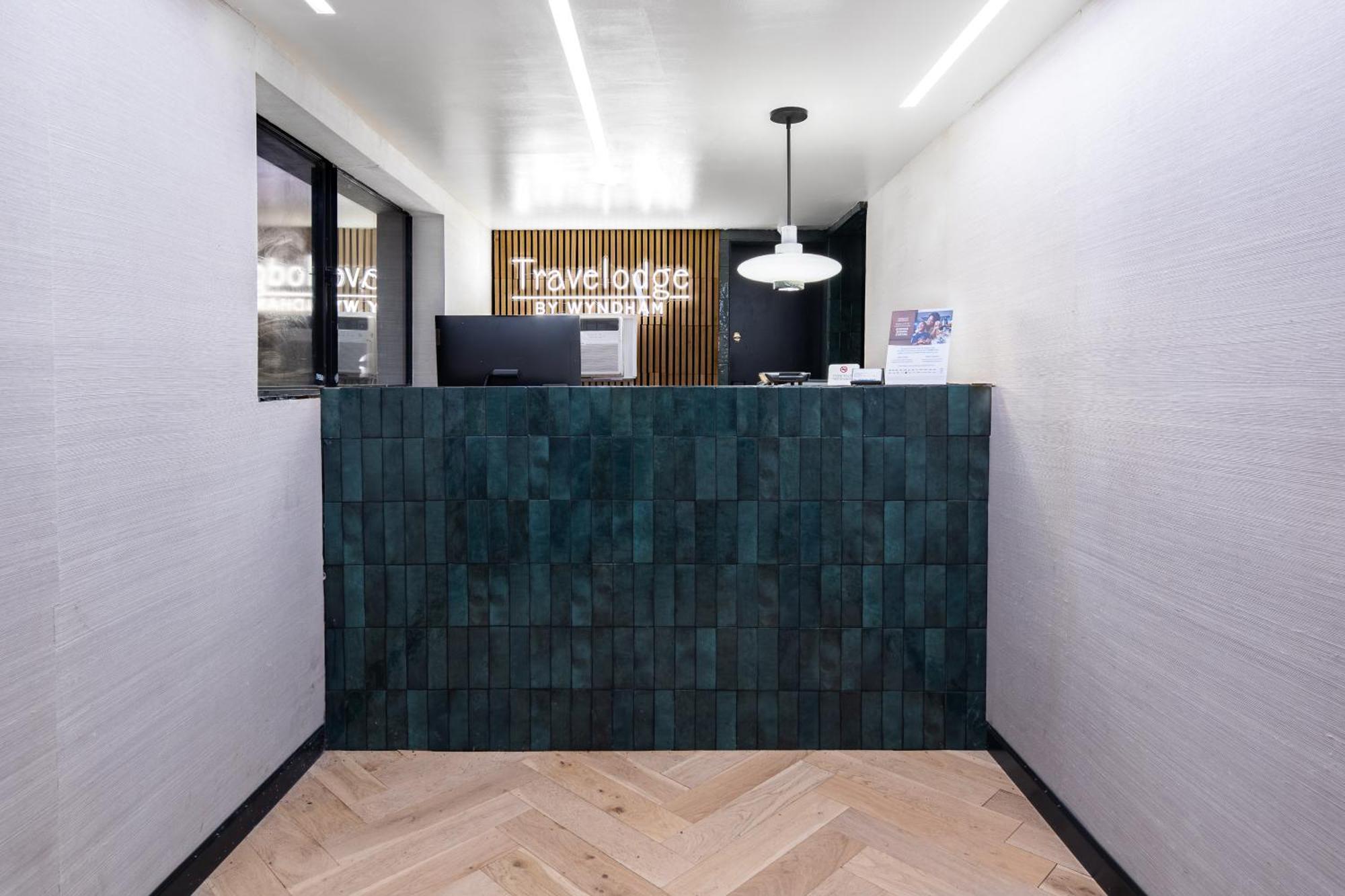 Travelodge By Wyndham Паркър Екстериор снимка